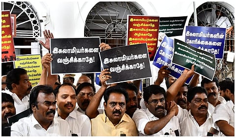 மத்திய அரசை கண்டித்து தலைமைச் செயலக வளாகத்தில் திமுக எம்எல்ஏக்கள் கோஷம்