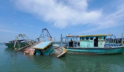 மயிலிட்டி மீன்பிடி இறங்குதளத்தில் சேதமடைந்த நிலையில் உள்ள தமிழக மீனவர்களின் படகுகள்