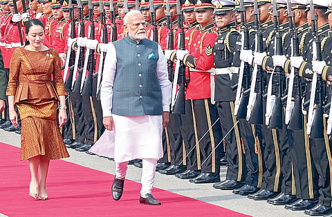 தாய்லாந்து சென்றடைந்த பிரதமர் மோடிக்கு அந்நாட்டு பாரம்பரிய முறைப்படி அளிக்கப்பட்ட சிறப்பான வரவேற்பில் தாய்லாந்து பிரதமர் பெடோங்டார்ன் ஷினவத்ராவும் கலந்து கொண்டார். படம்: பிடிஐ