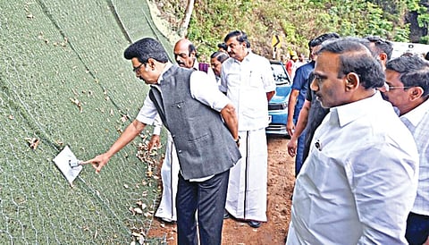 நீலகிரி மாவட்டம் குஞ்சப்பனையில் கனமழையால் ஏற்பட்ட நிலச்சரிவால் பாதிக்கப்பட்ட பகுதிகளில் சரிவுதளத்தை திடப்படுத்தும் பணிகளை நேற்று ஆய்வு செய்த முதல்வர் மு.க.ஸ்டாலின். உடன், அமைச்சர்கள் எ.வ.வேலு, மு.பெ.சாமிநாதன் மற்றும் ஆ.ராசா எம்.பி. உள்ளிட்டோர்.