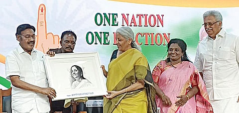 எஸ்.ஆர்.எம் அறிவியல் மற்றும் தொழில்நுட்ப நிறுவனத்தின் நிறுவனர் மற்றும் தலைவர் பாரிவேந்தர் மத்திய அமைச்சர் நிர்மலா சீதாராமனுக்கு நினைவு பரிசு வழங்கினார்.