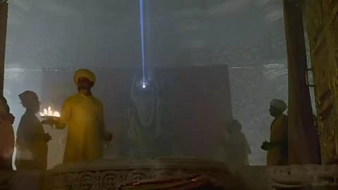 அயோத்தி ராமர் கோயிலில் ‘சூரிய திலக்’ தரிசனம்: குழந்தை ராமரின் நெற்றியில் படர்ந்த சூரிய ஒளி