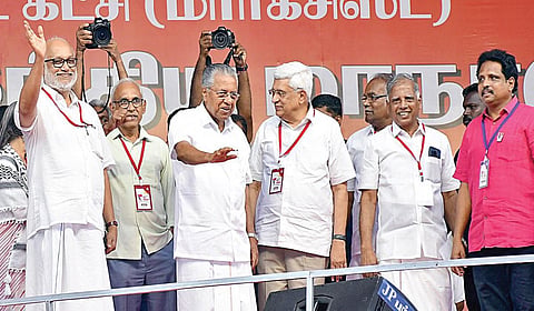 மதுரையில் நடந்த அகில இந்திய மார்க்சிஸ்ட் கம்யூனிஸ்ட் கட்சியின் மாநாட்டுப் பொதுக்கூட்டத்தில் பங்கேற்ற மூத்த தலைவர் பிரகாஷ் காரத், கேரள முதல்வர் பினராயி விஜயன் மற்றும் தேசிய பொதுச் செயலாளராக தேர்வு செய்யப்பட்ட எம்​.ஏ. பேபி உள்ளிட்டோர். | படம்: எஸ்.கிருஷ்ணமூர்த்தி |