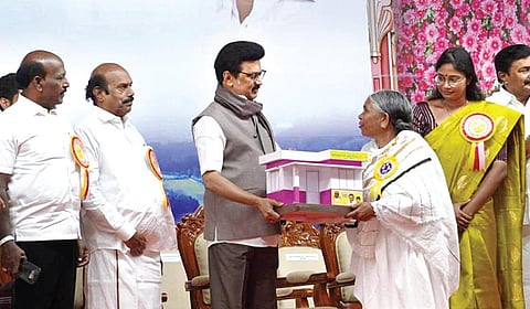 ஊட்டியில் நேற்று நடந்த அரசு விழாவில் பயனாளிகளுக்கு நலத்திட்ட உதவிகளை வழங்கிய முதல்வர் ஸ்டாலின். உடன், அமைச்சர்கள் எ.வ.வேலு, மா.சுப்பிரமணியன், மு.பெ.சாமிநாதன், ஆ.ராசா எம்.பி., அரசு தலைமை கொறடா ராமச்சந்திரன் உள்ளிட்டோர்.  படம்:ஆர்.டி.சிவசங்கர்