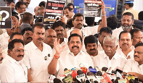 சட்டப்பேரவை வளாகத்தில் எதிர்க்கட்சித் தலைவர் எடப்பாடி பழனிசாமி செய்தியாளர்களைச் சந்தித்தார்
