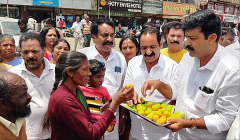 ஊட்டியில் மருத்துவக் கல்லூரி மருத்துவமனை திறக்கப்பட்ட நிலையில் பொதுமக்களுக்கு அதிமுகவினர் இனிப்புகள் வழங்கினர்.