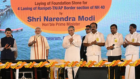 ராமேஸ்வரத்தில் நடைபெற்ற பாம்பன் பாலம் திறப்பு விழாவில் பிரதமர் மோடியுடன் மேடையில் நயினார் நாகேந்திரன் (ராமநாதபுரம் எம்பி நவாஸ்கனி அருகே).