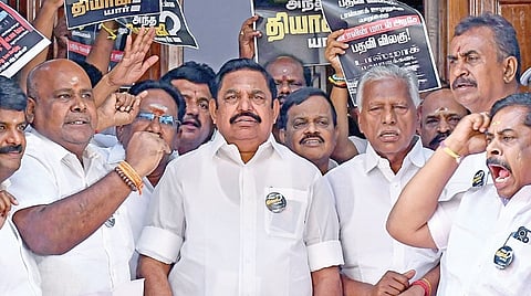 டாஸ்மாக் நிறுவனத்தில் நடைபெற்ற முறைகேடு தொடர்பாக பதாகைகளுடன் வந்த பழனிசாமி உள்ளிட்ட அதிமுக எம்எல்ஏக்கள். | படம்: ம.பிரபு |
