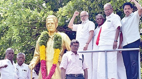 மதுரையில் மார்க்சிஸ்ட் கம்யூனிஸ்ட் கட்சியின் நிறுவனர்களில் ஒருவரான பி.ராமமூர்த்தியின் சிலைக்கு மாலை அணிவித்து மரியாதை செலுத்திய கட்சியின் தேசியப் பொதுச்செயலாளர் பேபி. உடன் அரசியல் தலைமைக் குழு உறுப்பினர் கே.பாலகிருஷ்ணன், சு.வெங்கடேசன் எம்.பி உள்ளிட்டோர்.