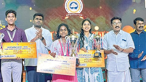 எஸ்.ஆர்.எம். நிகர்நிலை பல்கலைக்கழகத்தின் ‘தமிழ்ப் பேராயம்’ சார்பில் ‘சொல் தமிழா சொல் 2025’ பேச்சு போட்டியின் இறுதிச் சுற்று போட்டி மற்றும் பரிசளிப்பு விழா பல்கலைக்கழக வளாகத்தில் நேற்று நடைபெற்றது. இதில் முதல் மூன்று இடங்களைப் பிடித்த மாணவ, மாணவிகளுக்கு எஸ்.ஆர்.எம். பல்கலைக்கழக ​வேந்தர் பாரிவேந்தர், பாஜக மாநிலத் தலைவர் அண்ணாமலை, நாம் தமிழர் கட்சியின் தலைமை ஒருங்கிணைப்பாளர் சீமான் ஆகியோர் பரிசுகளை வழங்கினர். அருகில் ‘தமிழ்ப் பேராயம்’ தலைவர் கரு.நாகராஜன், பேராசிரியர் கு.ஞானசம்பந்தன், புதிய தலைமுறை அரசியல் பிரிவு ஆசிரியர் கார்த்திகேயன் ஆகியோர். | படங்கள்:எம்.முத்துகணேஷ் |