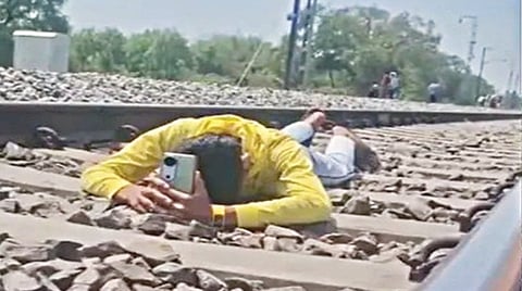 தண்​டவாளத்​தில் படுத்து ரீல்ஸ் எடுத்​தவர் கைது