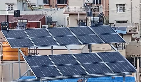 வீடுகளில் சூரியசக்தி மின்நிலையம்: உதவிப் பொறியாளருக்கு சான்றிதழ் அதிகாரம் வழங்கியது மின்வாரியம்