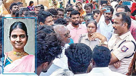 தஞ்சாவூர் மாவட்டம் நடுக்காவேரி காவல் நிலையம் முன் விஷமருந்தி தற்கொலை செய்துகொண்ட கீர்த்திகா. (அடுத்த படம்) உடலை வாங்க மறுத்து, தஞ்சாவூர் மருத்துவக் கல்லூரி மருத்துவமனை முன் போராட்டத்தில் ஈடுபட்ட உறவினர்களுடன் பேச்சுவார்த்தை நடத்திய போலீஸார். | படம்: ஆர்.வெங்கடேஷ் |