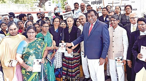 தமிழ்நாடு சமரச தீர்வு மையம் தொடங்கி 20 ஆண்டுகள் ஆனதையொட்டி, பொது மக்களுக்கான விழிப்புணர்வு நிகழ்ச்சி சென்னை உயர் நீதிமன்ற வளாகத்தில் நேற்று நடைபெற்றது. இதில், சமரச மையத்தின் தலைவரும் உயர் நீதிமன்ற மூத்த நீதிபதியுமான எஸ்.எஸ்.சுந்தர் பங்கேற்று துண்டு பிரசுரங்களை பொதுமக்களுக்கு வழங்கினார். நீதிபதிகள் அனிதா சுமந்த், ஜி.கே.இளந்திரையன், டி.பரத சக்ரவர்த்தி உள்ளிட்டோர் உடனிருந்தனர். | படம்: எஸ்.சத்தியசீலன் |