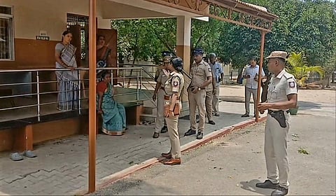 தனியார் பள்ளியில் பொள்ளாச்சி ஏ.எஸ்.பி. சிருஷ்டி சிங் விசாரணை நடத்தினர்.