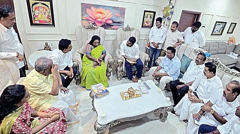 காங்கிரஸ் மூத்த தலைவர் குமரி அனந்தன் மறைவைத் தொடர்ந்து, சென்னை சாலிகிராமத்தில் உள்ள அவரது மகளான தமிழிசை சவுந்தரராஜன் வீட்டுக்கு தமிழக பாஜக தலைவர் அண்ணாமலை நேற்று சென்று, ஆறுதல் தெரிவித்தார். உடன் கட்சி நிர்வாகிகள்.