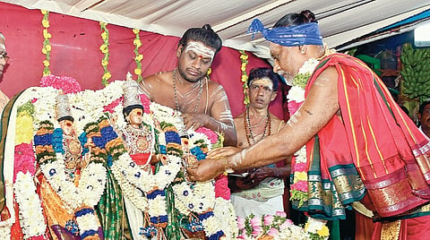 பழநியில் நேற்று வள்ளி, தெய்வானை சமேத முத்துக்குமாரசுவாமிக்கு திருக்கல்யாண உற்சவம் நடைபெற்றது. படம்: நா.தங்கரத்தினம்