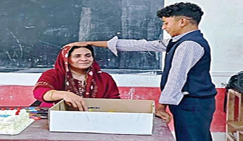 கேரளாவில் ஓய்வு நாளில் ஆசிரியைக்கு மாணவர்கள் அளித்த உறுதிமொழி