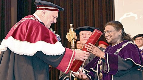 ஸ்லோவாக்கியாவில் உள்ள ‘கான்ஸ்டன்டைன் தி ஃபிலாசபர்’ பல்கலைக்கழகம் சார்பில் வழங்கப்பட்ட கவுரவ டாக்டர் பட்டத்தை குடியரசுத்தலைவர் திரவுபதி முர்மு பெற்றுக்கொண்டார்.