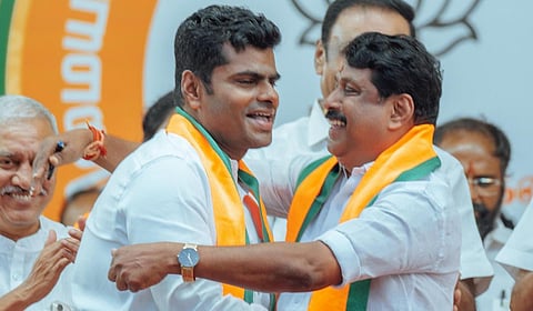 நயி​னார் நாகேந்​திரன் வேண்டுகோளை ஏற்று ​மீண்டும் காலணி அணிந்த அண்ணாமலை