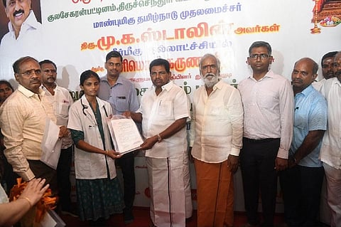 தூத்துக்குடி | குலசை முத்தாரம்மன் கோயில் மருத்துவ மைய பணியாளர்களுக்கு நியமன ஆணைகளை வழங்கிய அமைச்சர்கள்