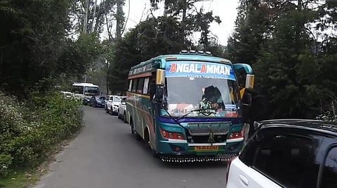 போக்குவரத்து நெரிசலால் வரிசையில் காத்திருந்த வாகனங்கள்