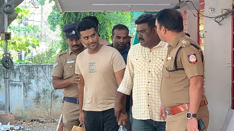 கைது செய்யப்பட்ட ஜான் ஜெபராஜை, காட்டூர் மகளிர் காவல் நிலையத்தில் இருந்து நீதிமன்றத்துக்கு அழைத்துச் செல்லும் போலீஸார்.  