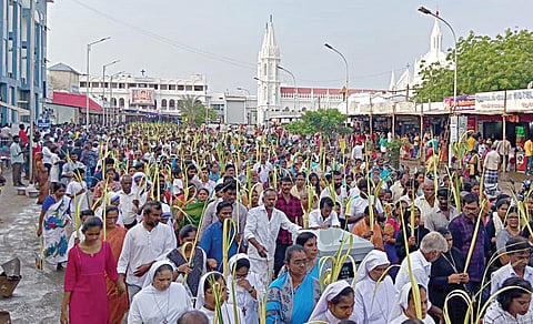 வேளாங்கண்ணியில் நேற்று நடைபெற்ற குருத்தோலை ஞாயிறு பவனியில் பங்கேற்ற கிறிஸ்தவர்கள்.