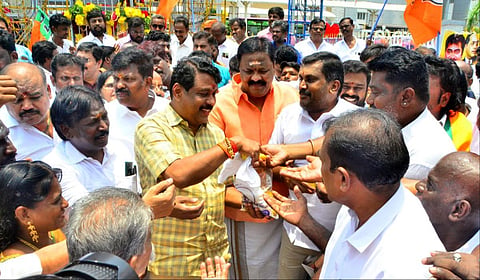 திருநெல்வேலியில் அம்பேத்கர் பிறந்தநாளையொட்டி அவரது சிலைக்கு மாலை அணிவித்து, இனிப்புகளை வழங்கினார் பாஜக மாநிலத் தலைவர் நயினார் நாகேந்திரன்