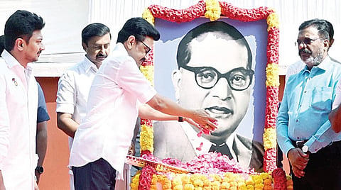அம்பேத்கரின் பிறந்தநாளையொட்டி, சென்னை அம்பேத்கர் மணிமண்ட
பத்தில் அலங்கரித்து வைக்கப்பட்டிருந்த அவரது படத்துக்கு முதல்வர் மு.க.ஸ்டாலின் மலர்தூவி மரியாதை செலுத்தினார். உடன் துணை முதல்வர் உதயநிதி ஸ்டாலின், விசிக தலைவர் திருமாவளவன், தமிழ் வளர்ச்சி மற்றும் செய்தித்துறை அமைச்சர் மு.பெ.சாமிநாதன்.