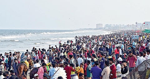 தமிழ் புத்தாண்டு கோலாகலம்: கோயில்கள், சுற்றுலா தலங்களில் மக்கள் திரண்டு உற்சாகம்