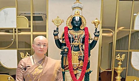 திருப்பதியில் முடி காணிக்கை செலுத்திய அன்னா லெஸ்னவா.
