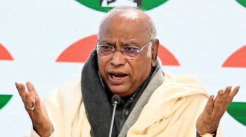 அம்​பேத்​கரின் திட்​டங்​களை நிறைவேற்ற மோடி அரசு தயாராக இல்லை: கார்கே குற்​றச்​சாட்டு