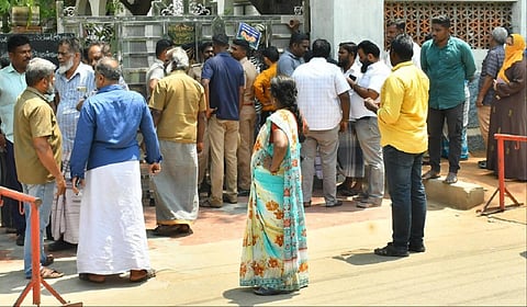 திருநெல்வேலியில் அரிவாள் வெட்டு சம்பவம் நடந்த தனியார் பள்ளியின் வெளியே கூடியிருந்த பெற்றோர்கள்