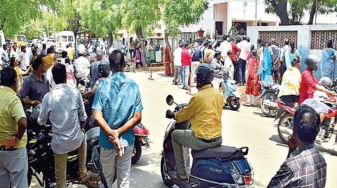 பாளையங்கோட்டையில் தனியார் பள்ளியில் 8-ம் வகுப்பு மாணவரை, 
சக மாணவர் அரிவாளால் வெட்டிய சம்பவத்தையடுத்து பள்ளியின் வாயிலில் திரண்ட பெற்றோர். | படம்: மு.லெட்சுமி அருண் |