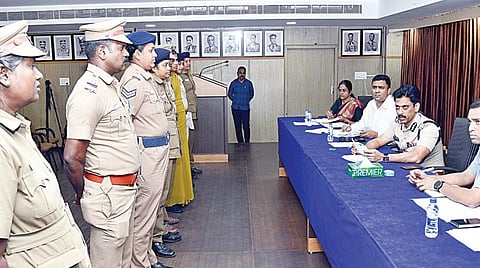 சென்னை காவல் ஆணையர் அலுவலகத்தில் காவலர்கள் குறை தீர்க்கும் முகாம் நேற்று நடைபெற்றது. இதில் காவல் ஆணையர் அருண் கலந்து கொண்டு, காவலர்களிடம் மனுக்களை பெற்றார்.