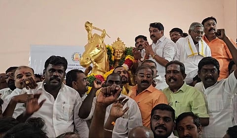 தூத்துக்குடியில் உள்ள  வீரன் சுந்தரலிங்கனார் சிலைக்கு  பாஜக மாநில தலைவர் நயினார் நாகேந்திரன் மாலை அணிவித்து மரியாதை செலுத்தினர். 