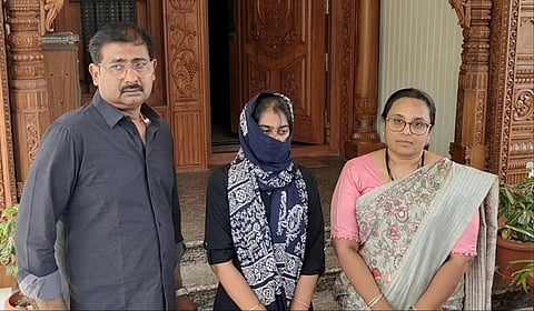 நெல்லை இருட்டுக் கடை அல்வா கடை உரிமையாளர் ஹரிசிங், கவிதா மற்றும் ஸ்ரீ கனிஷ்கா ஆகியோர்  காவல் ஆணையர் அலுவலகத்தில் புகார் அளித்தனர்.