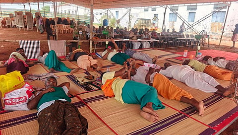 கூலி உயர்வு பிரச்சினைக்கு அரசு தீர்வு காண வலியுறுத்தி 12 விசைத்தறியாளர்கள் தொடர் உண்ணாவிரதம்