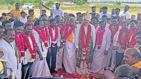 மாமல்லபுரம் அடுத்த திருவிடந்தையில் சித்திரை முழு நிலவு பெருவிழா மாநாட்டுக்கான பந்தக்காலை பாமக தலைவர் அன்புமணி நேற்று நட்டார். உடன் அவரது மகள் சம்யுக்தா, பாமக கவுரவ தலைவர் ஜி.கே.மணி மற்றும் நிர்வாகிகள் ஏ.கே.மூர்த்தி, திருக்கச்சூர் ஆறுமுகம், சக்தி கமலாம்மாள் உள்ளிட்டோர். | படம்: எம்.முத்துகணேஷ் |