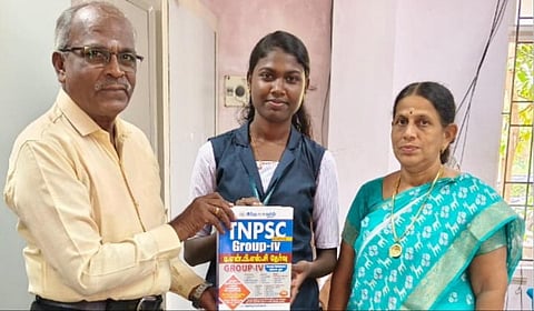 குமரி நிகழ்வில் கல்லூரி மாணவர்களுக்கு ‘இந்து தமிழ் திசை’ கைடுகள் பரிசாக வழங்கல்!