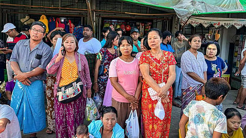 மியான்மரில் சிறைச்சாலைக்கு வெளியில் காத்திருக்கும் கைதிகளின் உறவினர்கள்.