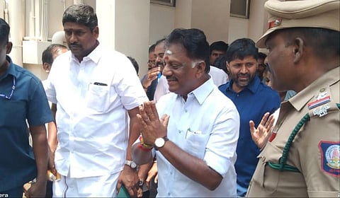 கோவை ஆயுர்வேத சிகிச்சை மையத்தில் இருந்து ஒரு வார சிகிச்சைக்குப் பிறகு வீடு திரும்பிய முன்னாள் முதல்வர் ஓ.பன்னீர்செல்வம்.