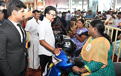 திருவள்ளூர் மாவட்டம் ஆண்டார்குப்பத்தில் நேற்று நடந்த அரசு விழாவில், மாற்றுத் திறனாளிகளுக்கு ஸ்கூட்டர்களை முதல்வர்  ஸ்டாலின் வழங்கினார்.  உடன் அமைச்சர் சா.மு.நாசர், மாவட்ட ஆட்சியர் மு.பிரதாப்,