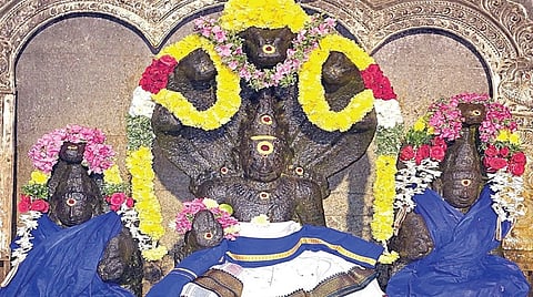 ​திரு​நாகேசுவரத்தில் நாகவல்லி, நாககன்னி தேவியருடன் அருள்பாலிக்கும் ராகு பகவான்.