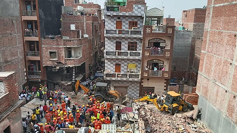 டெல்லியில் நான்கு மாடி கட்டிடம் இடிந்து விழுந்து 4 பேர் உயிரிழப்பு