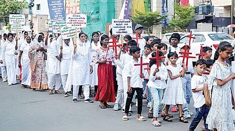 புனித வெள்ளியை முன்னிட்டு, சென்னை வேளச்சேரியில் நேற்று நடைபெற்ற சிலுவை பாதை பேரணியில் பங்கேற்ற கிறிஸ்தவர்கள். | படம்: எஸ்.சத்தியசீலன் |