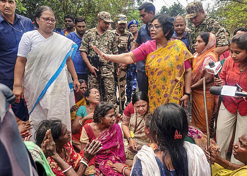 முர்ஷிதாபாத் வன்முறையில் பாதிக்கப்பட்ட மக்களுக்கு ஆறுதல் தெரிவிக்கும் தேசிய மகளிர் ஆணைய தலைவர் விஜயா ரஹத்கர்