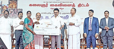 காஞ்சிபுரம் மாவட்டம் குன்றத்தூர் சேக்கிழார் அரசு ஆண்கள் மேல்நிலைப் பள்ளியில் நேற்று நடைபெற்ற நிகழ்ச்சியில், கலைஞர் கைவினை திட்டத்தை தொடங்கி வைத்த முதல்வர் மு.க.ஸ்டாலின். உடன் அமைச்சர் தா.மோ.அன்பரசன், டி.ஆர்.பாலு எம்.பி., செல்வப்பெருந்தகை எம்எல்ஏ, தலைமைச் செயலாளர் நா.முருகானந்தம், துறை செயலாளர் அதுல் ஆனந்த், தொழிலாளர் நலன் மற்றும் திறன் மேம்பாட்டுத்துறை செயலாளர் கொ.வீர ராகவ ராவ், தொழில் ஆணையர் இல.நிர்மல்ராஜ், ஆட்சியர் கலைச்செல்வி மோகன்.