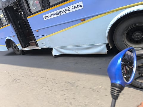 கோவையில் இயக்கப்படும் அரசு பேருந்தில்  விபத்து தடுப்பு கட்டமைப்பு ஒரு பாதி இல்லாமல் இயக்கப்படும் காட்சி. | படம்: இல.ராஜகோபால்.